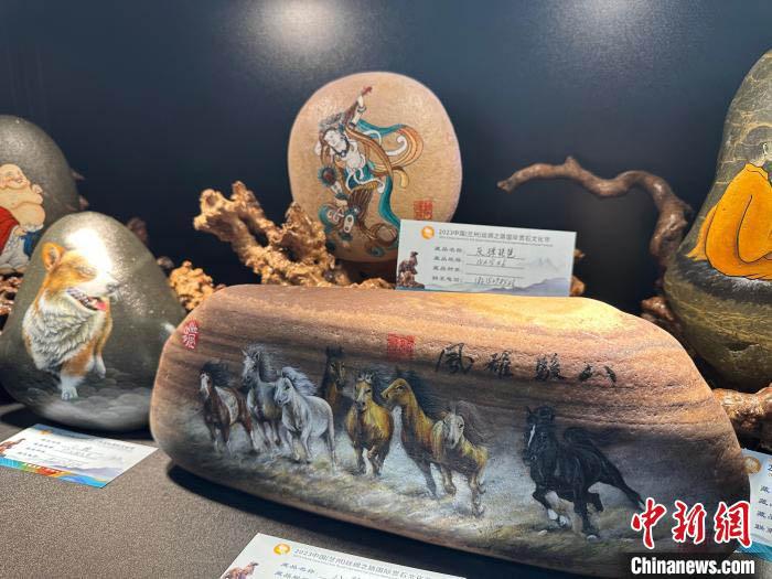 图为黄河石画展览现场。高莹 摄 图为黄河石画展览现场。高莹 摄