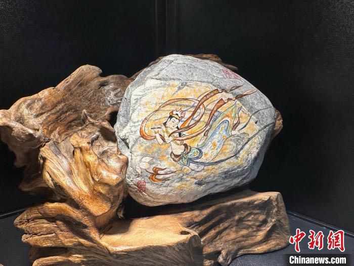 图为绘制于黄河石上的敦煌飞天。高莹 摄</p><p> 图为绘制于黄河石上的敦煌飞天。高莹 摄</p><p>