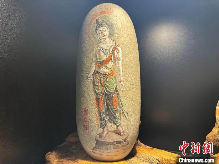 图为现场黄河石画作品。高莹 摄</p><p> 图为现场黄河石画作品。高莹 摄</p><p>