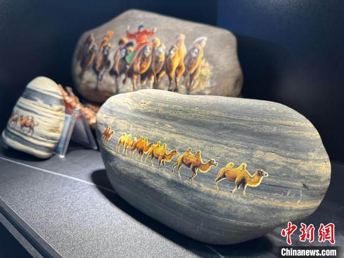 图为现场黄河石画作品展览。高莹 摄 图为现场黄河石画作品展览。高莹 摄