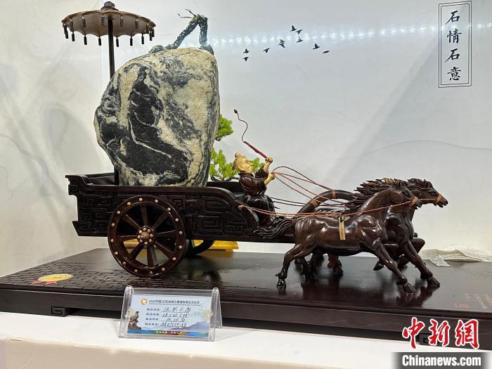 8月3日——7日，2023中国(兰州)丝绸之路国际赏石文化节在甘肃国际会展中心举行。图为名为《汉武大帝》的黄河石。杨娜 摄</p><p>