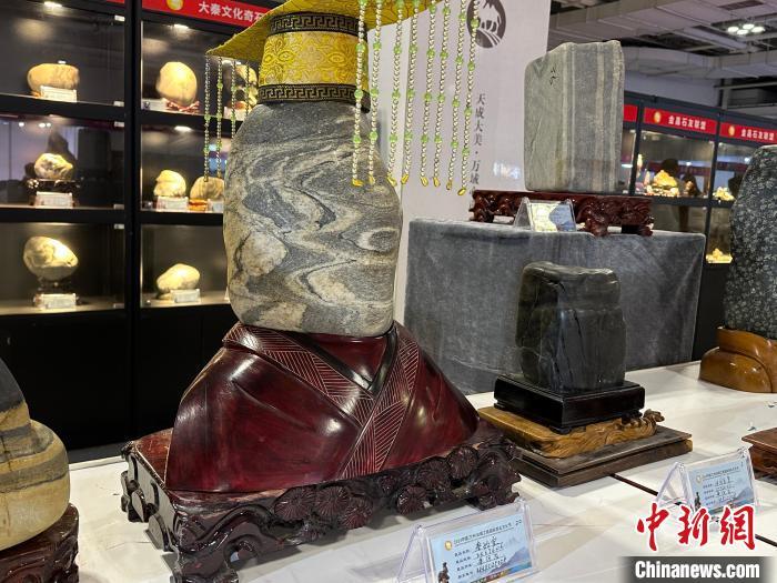 8月3日——7日，2023中国(兰州)丝绸之路国际赏石文化节在甘肃国际会展中心举行。图为名为《秦始皇》的黄河石。杨娜 摄