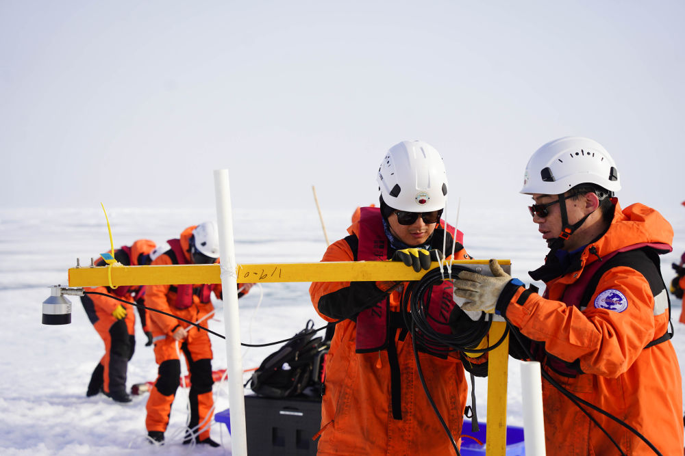 中国第13次北冰洋科学考察队正式开始海冰综合调查作业