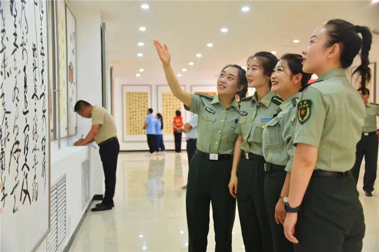 1691574953788092.jpg 观众在南梁革命纪念馆参观甘肃省廉洁文化美术、书法、设计作品展.jpg