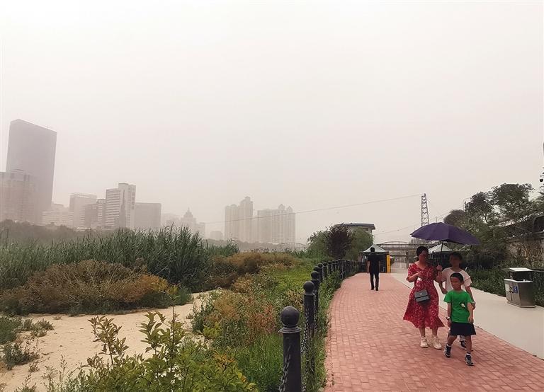 甘肃省遭遇今年立秋以来首场沙尘天气 今日沙尘持续 出门莫忘防护