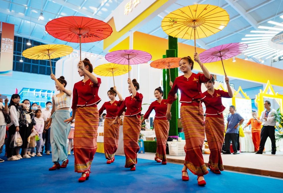 8月20日,演员在第七届中国—南亚博览会上表演傣族舞蹈。新华社记者 陈欣波 摄