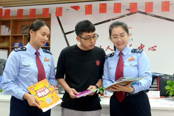梧州市各地税务部门结合便民办税春风行动推出系列税费服务举措,持续改进办税缴费方式,坚持以个性化、精准化、高效化服务,保障民营经济做大做优做强。岑溪市税务局供图
