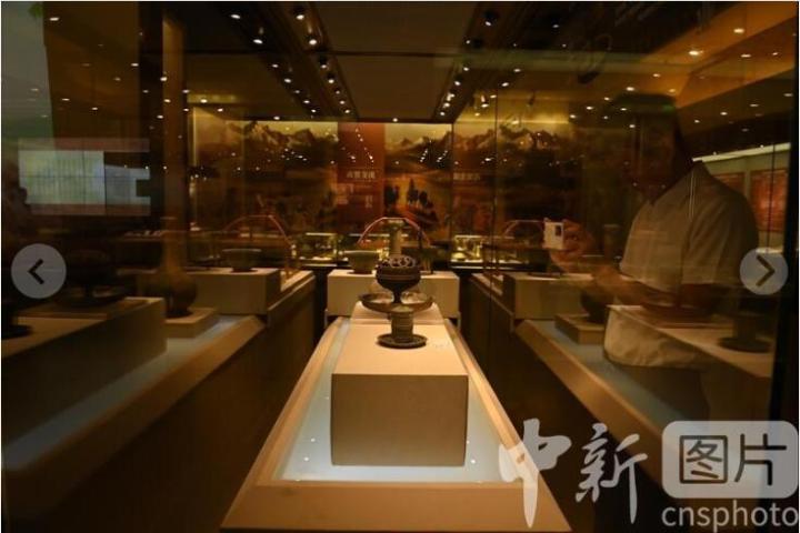 9月7日,甘肃敦煌,在“大道之简——简牍中的丝绸之路”展览上,游客参观龙鸟纹铜熏炉。 9月7日,甘肃敦煌,在“大道之简——简牍中的丝绸之路”展览上,游客参观龙鸟纹铜熏炉。