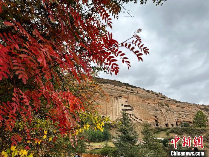 图为马蹄寺秋色。杨艳敏 摄</p>
<p> 图为马蹄寺秋色。杨艳敏 摄</p>
<p>