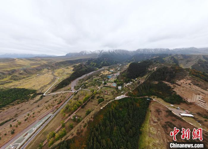 图为祁连山下的秋色。杨艳敏 摄 图为祁连山下的秋色。杨艳敏 摄