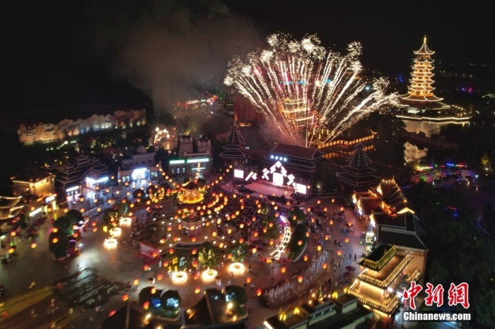 资料图：9月30日，漫天焰火在长沙方特升空，吸引众多游客围观。<a target='_blank'  data-cke-saved-href='/' href='/'>中新社</a>记者 杨华峰 摄