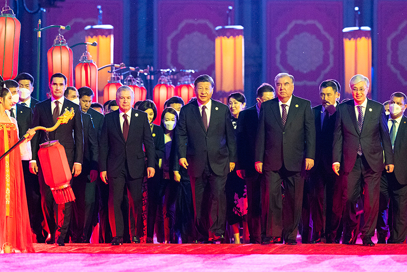 千里共此卷|文明如是绘 2023年5月18日晚,习近平主席和夫人彭丽媛在陕西省西安市大唐芙蓉园为出席中国-中亚峰会的中亚国家元首夫妇举行欢迎仪式和欢迎宴会。