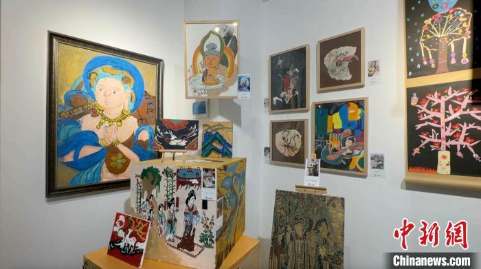 图为中俄两国青少年绘画作品展示。田鹏鹤 摄 图为中俄两国青少年绘画作品展示。田鹏鹤 摄