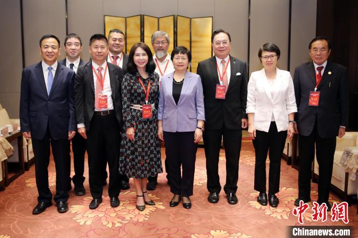 图为10月16日,海南省委常委、统战部部长苗延红(前排左四)在海口会见第六届台胞社团论坛海南参访团一行。海南省委统战部供图