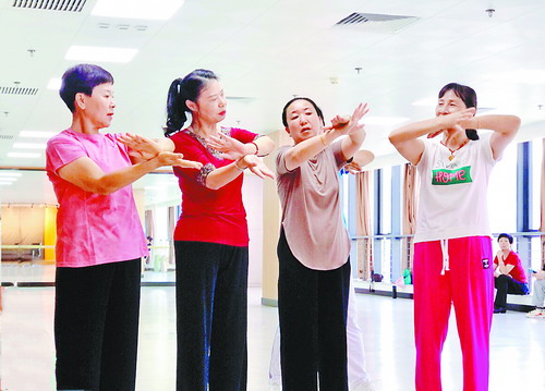 居民正在上舞蹈课。