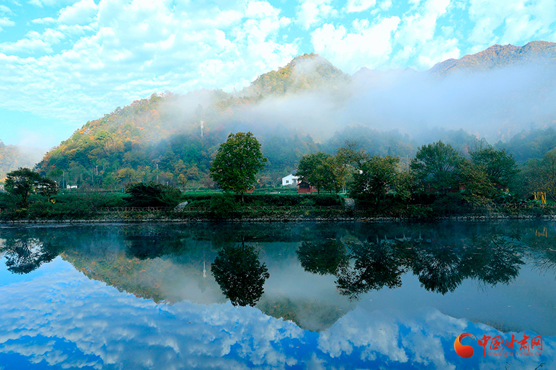 康县阳坝：水天一色 层林尽染秋意浓