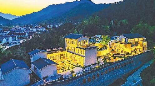 10月16日,夜幕下的洋县八里关镇文旅康养项目。 记者 穆骋摄