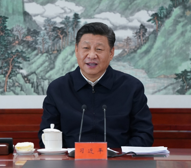 2016年2月19日,习近平总书记在中央电视台总控中心同工作人员亲切握手。