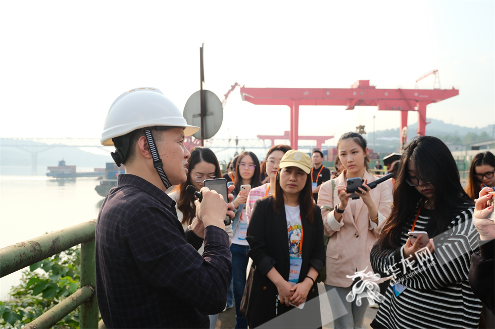 采访团一行参访化工码头。华龙网 记者 舒婷 摄