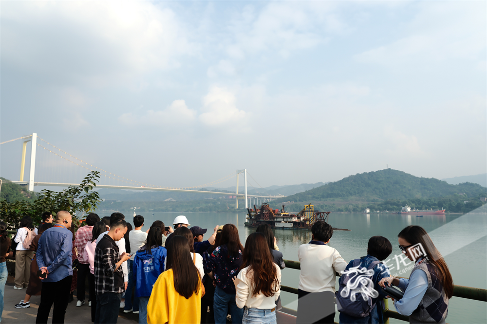 采访团一行了解中国航油西南战略储运基地项目。华龙网 记者 舒婷 摄