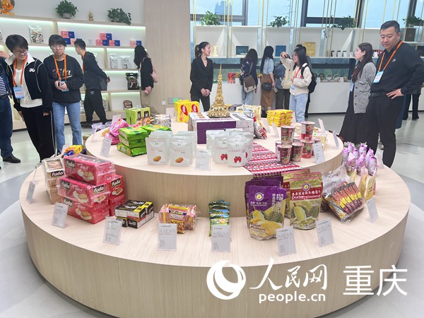 采访团一行走进江津进出口商品展示中心。人民网记者 冯文彦摄