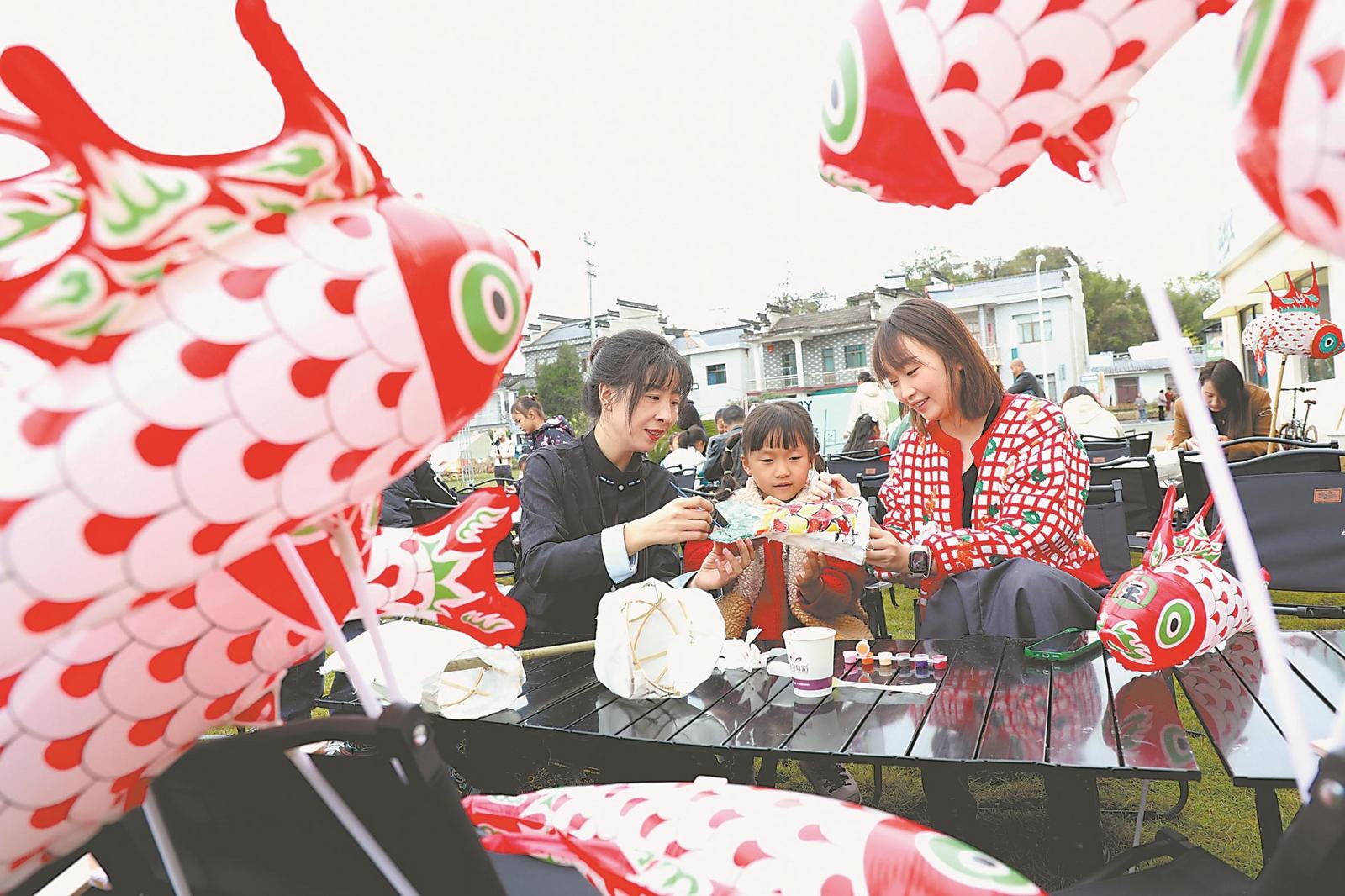 11月11日,歙县举办“歙彩缤纷 happy槐塘”主题活动,千盏非遗鱼灯“游”进槐塘村,吸引游客观赏学习鱼灯制作。通讯员 吴建平 摄