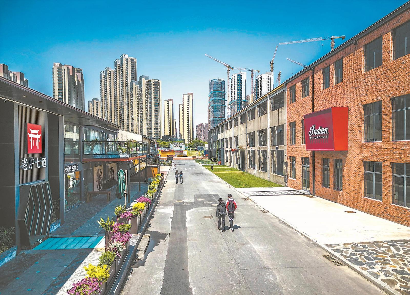 日前拍摄的由原合肥恒通机械厂老厂房改造的合肥市瑶海区180文创艺术街区。近年来,该区利用辖区老工厂、老厂房、老仓库等资源,打造了一批集创意办公、文创展示、休闲娱乐等功能为一体的文创艺术街区。通讯员 解 琛 摄