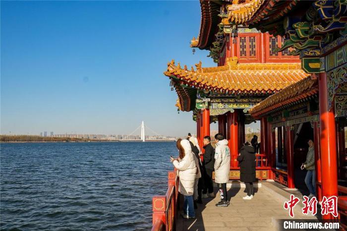游客在汾河景区“汾河晚渡”景点观景。 武俊杰 摄 游客在汾河景区“汾河晚渡”景点观景。 武俊杰 摄