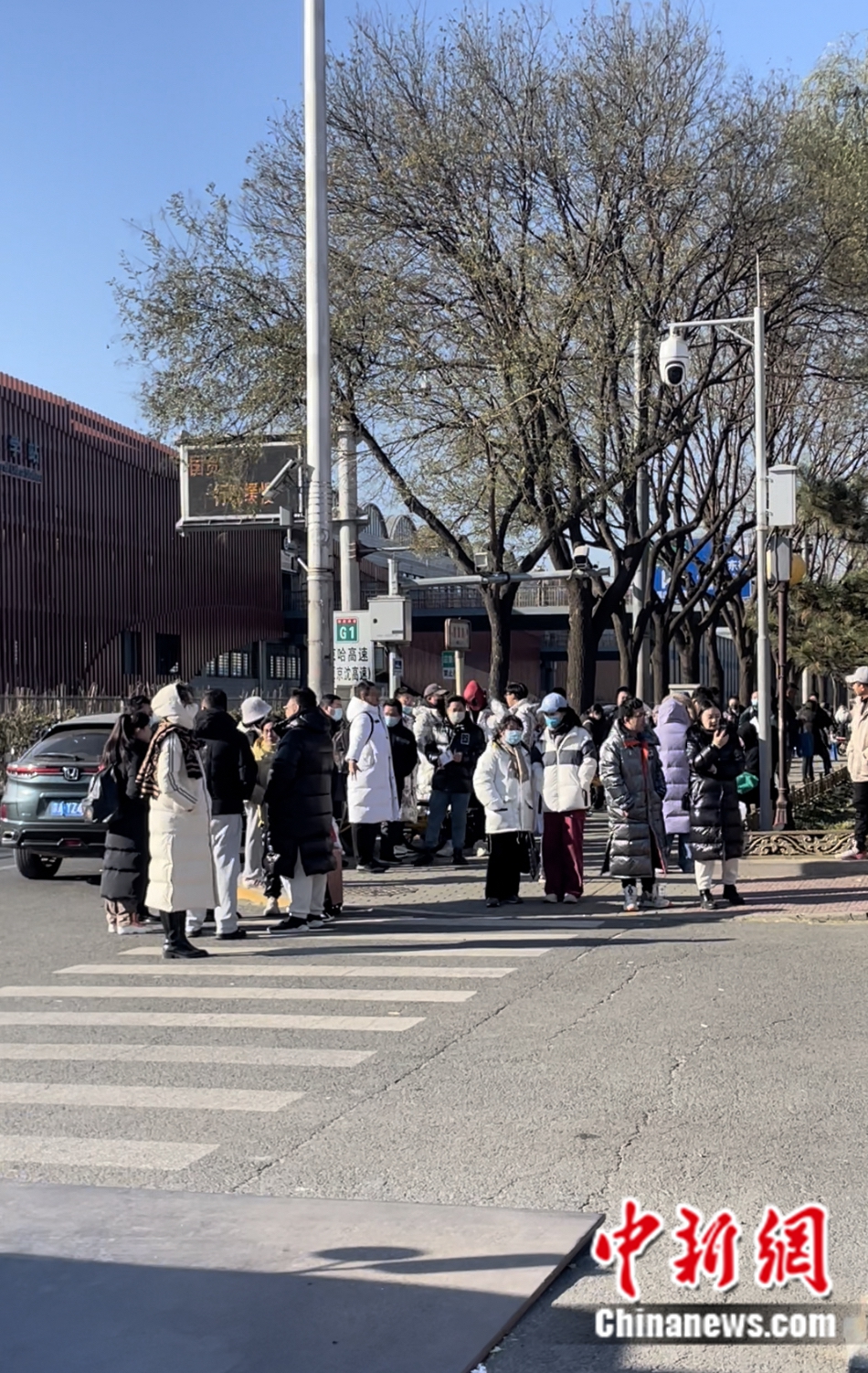 不少家长和老师在考场外等候。袁秀月 摄 不少家长和老师在考场外等候。袁秀月 摄