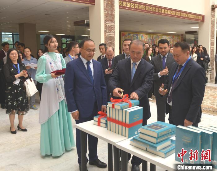 图为西北师范大学组织编译的《哈萨克斯坦常用法律》在哈萨克斯坦举办首发仪式。(资料图)西北师范大学供图