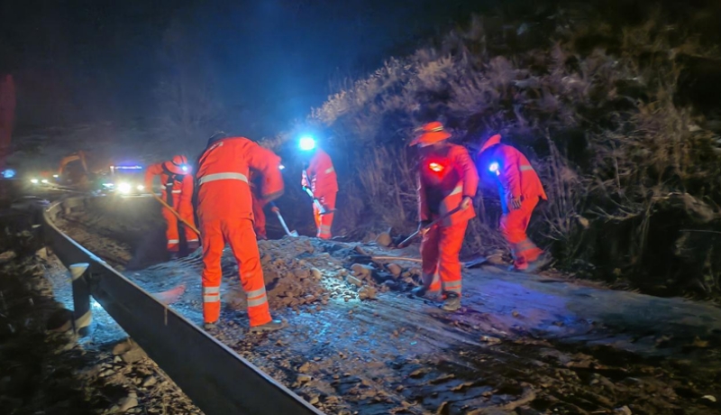 【积石山6.2级地震】临夏公路事业发展中心连夜拓宽乡村道路 保障板房运输安装
