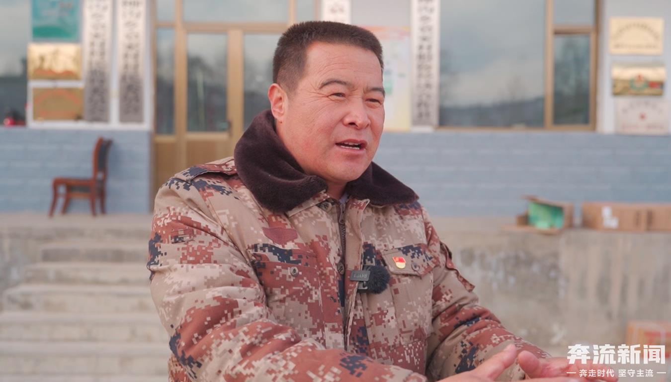 抱在一起的乡亲们(28638366)-20231231131931.jpg