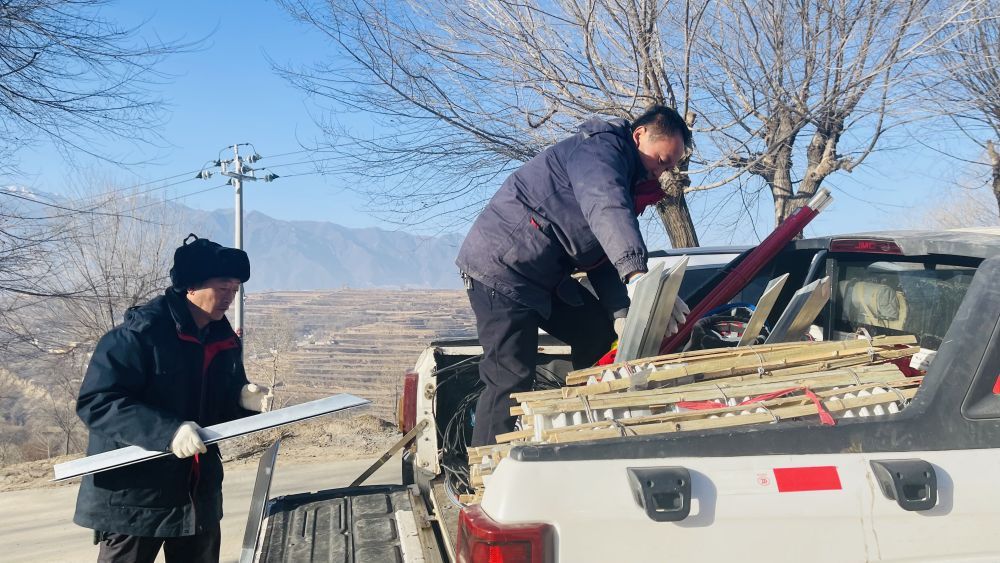国网甘肃省电力公司临夏供电公司工作人员正在搬运材料。新华社记者 李杰 摄