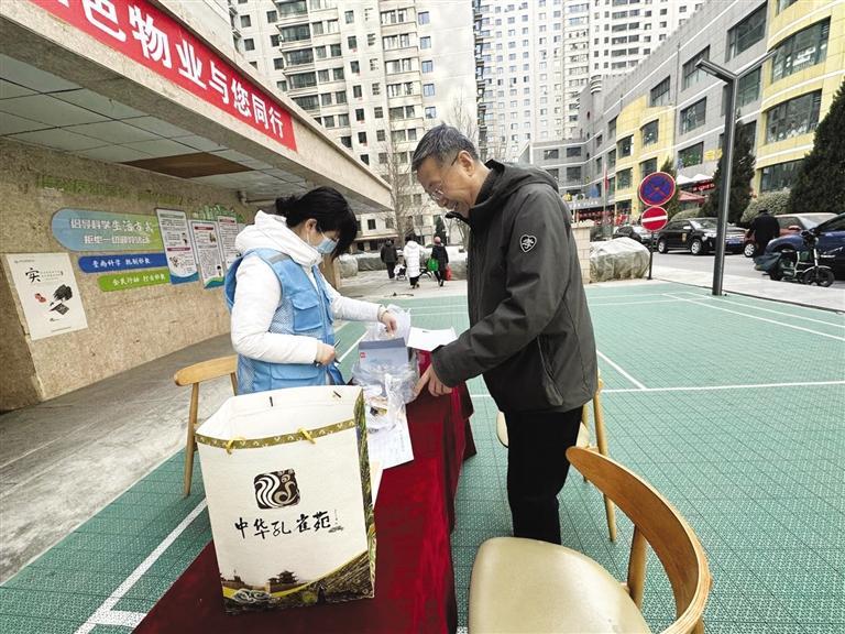 兰州大教梁社区捐赠图书迎新年