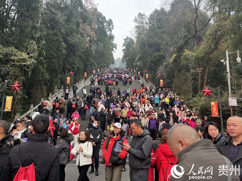2000余人参加迎新登高活动。人民网 李丽萍摄