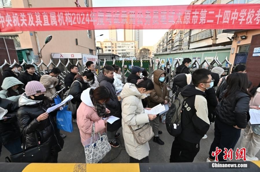 2023年11月26日,山西省太原市,考生步入考场。当日,中央机关及其直属机构2024年度考试录用公务员公共科目笔试开考。<a target='_blank' data-cke-saved-href='/' href='/'>中新社</a>记者 韦亮 摄 2023年11月26日,山西省太原市,考生步入考场。当日,中央机关及其直属机构2024年度考试录用公务员公共科目笔试开考。<a target='_blank' data-cke-saved-href='/' href='/'>中新社</a>记者 韦亮 摄