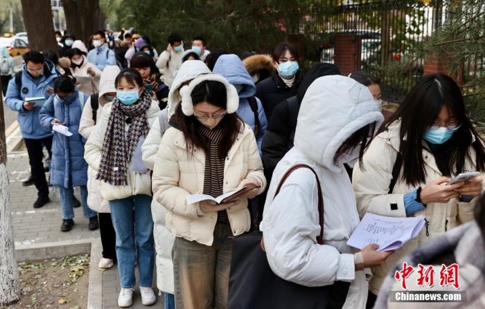 资料图:考生排队进入国考考点。<a target='_blank' data-cke-saved-href='/' href='/'>中新社</a>记者 易海菲 摄 资料图:考生排队进入国考考点。<a target='_blank' data-cke-saved-href='/' href='/'>中新社</a>记者 易海菲 摄