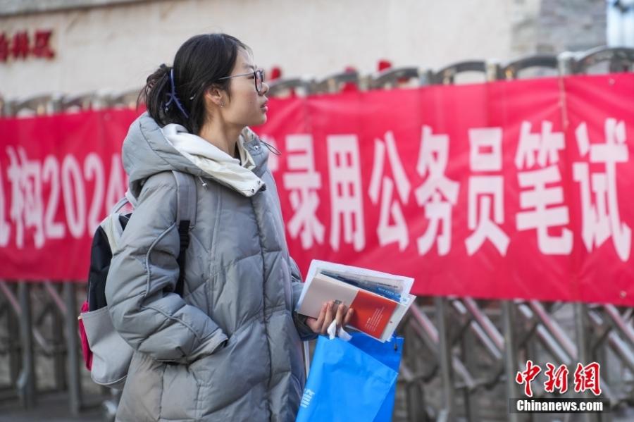 2023年11月26日,山西省太原市,考生步入考场。当日,中央机关及其直属机构2024年度考试录用公务员公共科目笔试举行。<a target='_blank' data-cke-saved-href='/' href='/'>中新社</a>记者 武俊杰 摄 2023年11月26日,山西省太原市,考生步入考场。当日,中央机关及其直属机构2024年度考试录用公务员公共科目笔试举行。<a target='_blank' data-cke-saved-href='/' href='/'>中新社</a>记者 武俊杰 摄
