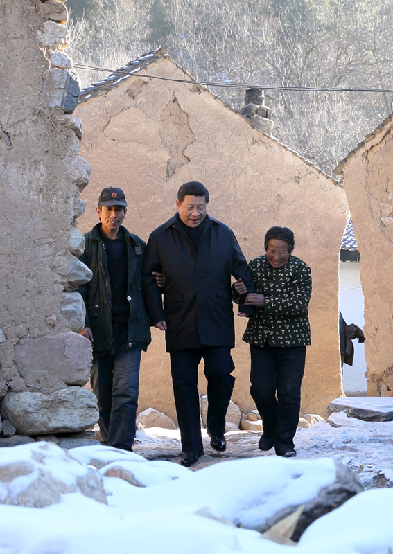 2012年12月30日,习近平总书记来到地处深山的河北阜平骆驼湾村,走进困难群众唐宗秀家慰问看望。