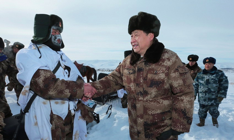 2014年1月26日,习近平总书记春节前夕冒严寒踏冰雪慰问边防官兵。