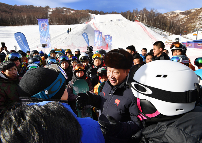 2017年1月23日,习近平总书记在云顶滑雪场同正在集训的国家滑雪队运动员及滑雪爱好者亲切交谈。