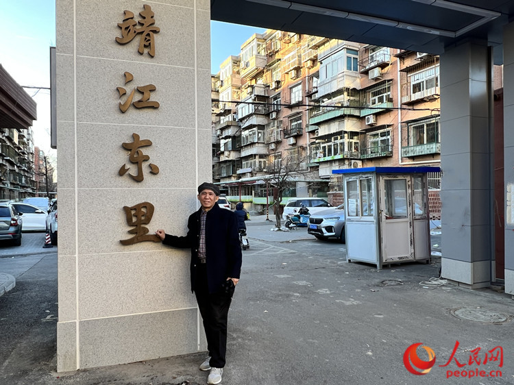 自从小区大门用了自己题的字,徐铁志心中充满成就感,每天出入小区门口都忍不住多看几眼。人民网记者 孙翼飞摄