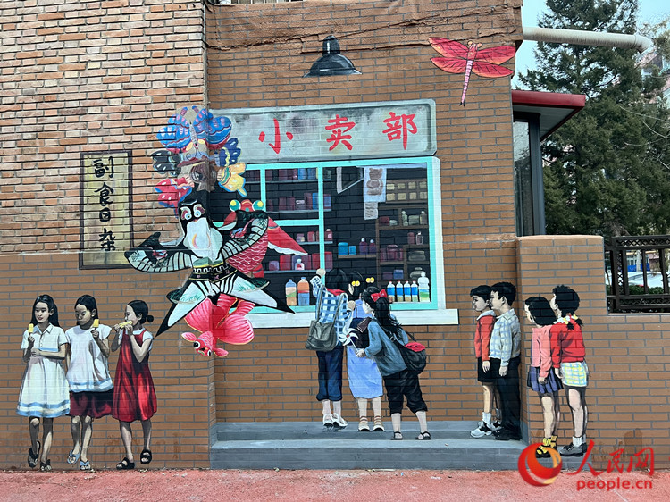 泊江东里小区的墙体彩绘,不仅是附近美丽的风景,还成为不少游客的打卡地。人民网记者 孙翼飞摄