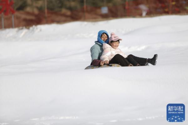 甘肃渭源:冰雪风情引游人 甘肃渭源:冰雪风情引游人