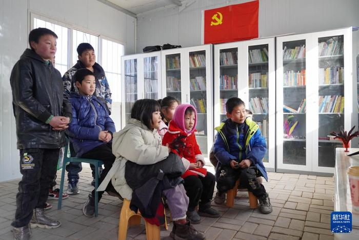 1月16日，在甘肃省临夏州积石山县刘集乡阳洼村安置点，小朋友们在阅览室内观看影片。新华社记者 马希平 摄