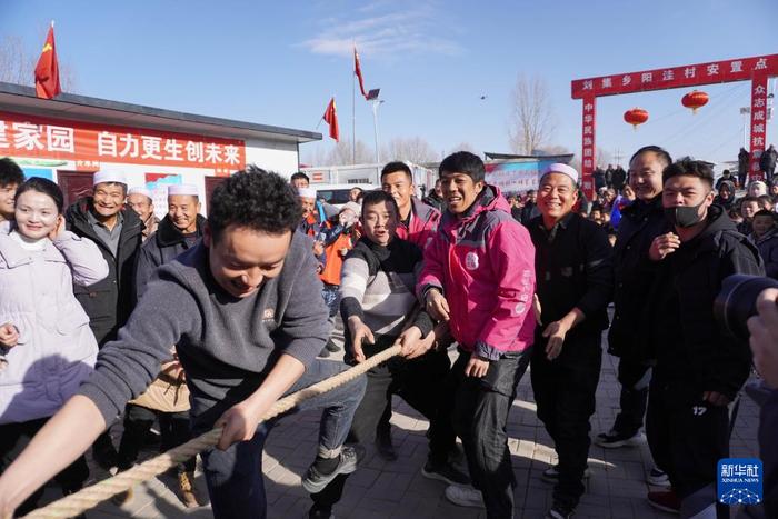 ？？1月16日，在甘肃省临夏州积石山县刘集乡阳洼村安置点，群众在趣味运动会上进行拔河比赛。新华社记者 马希平 摄