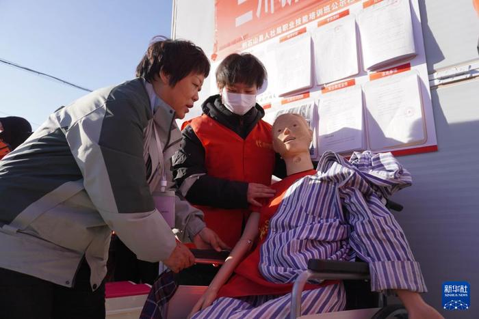？？1月16日，在甘肃省临夏州积石山县大河家镇陈家村安置点，群众参加护理技能培训班。新华社记者 马希平 摄
