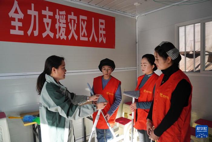 ？？1月16日，在甘肃省临夏州积石山县大河家镇陈家村安置点，群众参加保洁技能培训班。新华社记者 马希平 摄