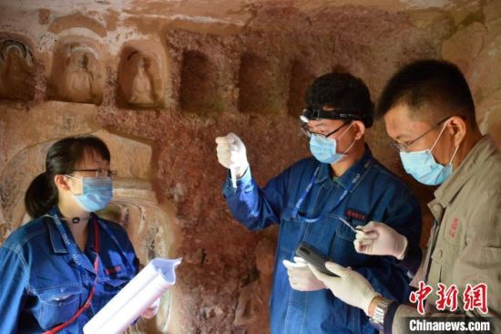 敦煌研究院武发思团队进行石窟寺微生物病害监测。(资料图)张云文 摄 敦煌研究院武发思团队进行石窟寺微生物病害监测。(资料图)张云文 摄