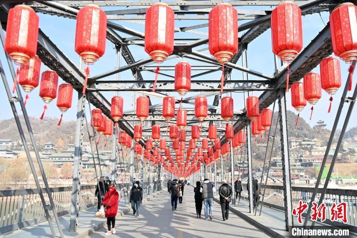 1月30日，装扮一新的中山桥为即将到来的新春佳节增添节日氛围。九美旦增 摄</p><p>